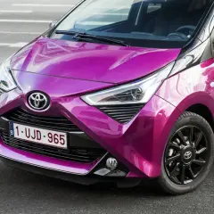 Różowy Toyota Aygo 2020 z czarnymi felgami i błyszczącym lakierem, gotowy na miejskie przygody.