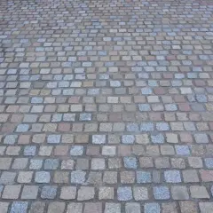 Podjazd beton czy kostka: co wybrać, aby uniknąć problemów?