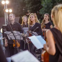 Jak ubrać się na koncert muzyki klasycznej, aby wyglądać elegancko