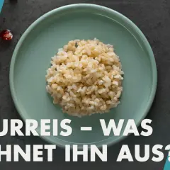 Naturreis auf einem Teller, der den Unterschied zu Vollkornreis erklärt.