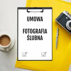 Wzór umowy z fotografem ślubnym na białej kartce, obok filiżanka kawy, aparat i długopis.