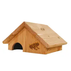Maisonnette en bois pour fabriquer un abri pour grenouilles. Une gravure de grenouille décore la façade.
