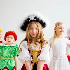 Dzieci w strojach: piratki, króla, elfa, aniołka i bałwanka. Świetny pomysł, jak przebrać dziecko za świętego lub inną postać z bajki!