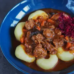 Pyszny wegetariański gulasz węgierski z kluskami ziemniaczanymi i buraczkami.