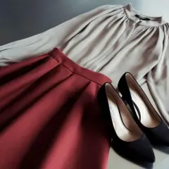 Jaka bluzka do czerwonej spódnicy? Poradnik stylistki na każdą okazję.