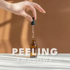 Dłoń trzyma pipetkę z kwasem laktobionowym nad buteleczką. Napis "PEELING KWASOWY" sugeruje pielęgnację skóry.