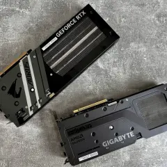 Dwie karty graficzne: Gigabyte AMD Radeon i Aorus GeForce RTX. Idealne do testowania wydajności komputera.