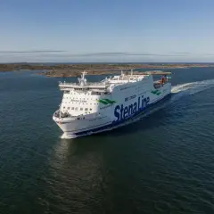 Duży prom Stena Line płynie po spokojnym morzu, kierując się w stronę Karlskrony.