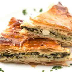 Krispiga filodegsrullar med spenat och fetaost, ett läckert filodeg recept.