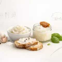 Smalec na chlebie, w misce i słoiku, z czosnkiem i przyprawami. Czy smalec jest zdrowy? Dyskutuje się o tym, ale tradycja mówi swoje.