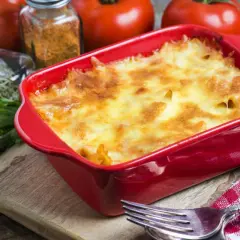 Deliciosa lasaña de atún recién horneada, dorada y burbujeante, lista para servir.