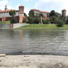 Widok na Wawel z Wisły. Piękne miejsca w Krakowie, które warto zobaczyć.