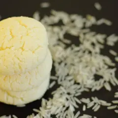 Biscotti con farina di riso senza uova, leggeri e friabili, con chicchi di riso sparsi.