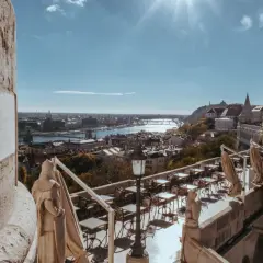 Widok na Dunaj i Budę z tarasu kawiarni. Idealne miejsce na budapeszt na weekend.