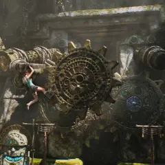 Lara Croft wspina się po starożytnych mechanizmach w nowym Tomb Raiderze.