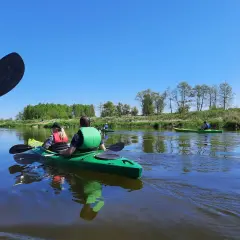 Spływ kajakowy Uniejów: Trasy, ceny i praktyczny poradnik