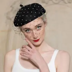 Elegancki beret w kropki z woalką, idealny sposób, jak nosić beret do krótkich włosów, dodaje uroku.