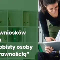 Rusza nabór do programu „Asystent osobisty osoby z niepełnosprawnością”. Uśmiechnięty mężczyzna na wózku inwalidzkim z tabletem, obok kobieta.