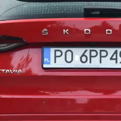 Czerwona Skoda Octavia z tablicą rejestracyjną PO 6PP49.