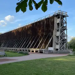 Große Gradierwerke in Bad Westernkotten, ein beeindruckendes Holzbauwerk mit vielen Ästen, die Salzsole verdunsten lassen.