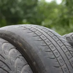Pneus usés, prêts pour une amende pour 4 pneus lisses. La bande de roulement est presque inexistante, signe d'une usure excessive.