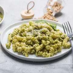 Jak podawać pesto ze słoika do makaronu, by zachwycić smakiem