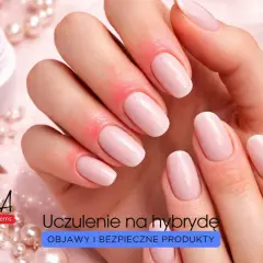 Dłonie z różowymi paznokciami hybrydowymi i zaczerwienionymi skórkami wokół paznokci.
