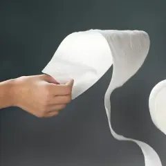 Mano desenrollando papel higiénico. Si sufres gastroenteritis, cómo curar es una pregunta común.