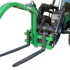 Grüner Greifer für Palettengabel, montiert an einem Traktor. Ideal zum sicheren Transport von Rundholz oder anderen sperrigen Lasten.