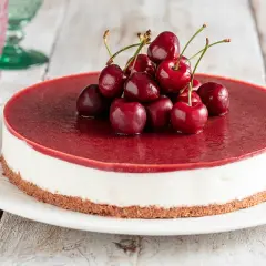Cheesecake ai ciliegie, una delle torte più buone da fare in casa. Base croccante, crema vellutata e topping di ciliegie fresche.