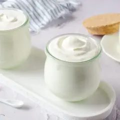 Dos frascos de yogur casero cremoso, listos para disfrutar. Aprende como hacer yogurt casero.