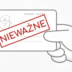 Ręka trzyma nieważne prawo jazdy. Taka sytuacja może skutkować grzywną, a nawet mandatem.