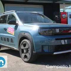 Nuova Fiat Grande Panda usata, pronta per un test drive. La sua linea moderna e il colore azzurro la rendono unica.