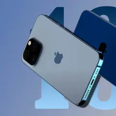 Dwa iPhone'y 13 w zbliżeniu, jeden jasnoszary, drugi granatowy. Zwróć uwagę na pojemność baterii i aparat.