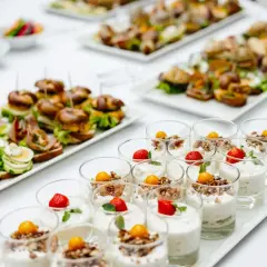Mini panini, tartine e dessert in bicchiere: perfette ricette buffet da fare in anticipo per ogni occasione.