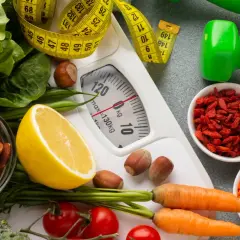 Zdrowa dieta i ćwiczenia to klucz do tego, jak przyspieszyć metabolizm. Waga, miarka, warzywa, orzechy i nasiona.