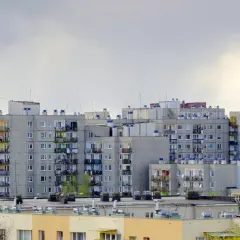 Szare bloki mieszkalne, typowe dla osiedli z PRL-u. Zastanawiasz się, ile kosztuje wykup mieszkania komunalnego w takim miejscu?
