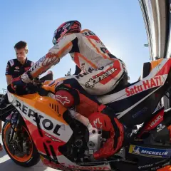 Marc Márquez, con su traje de Repsol Honda, se prepara en la parrilla. A pesar de la reciente marquez lesion, su determinación es palpable.
