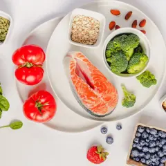 Łosoś, brokuły, pomidory, jagody i orzechy to świetne składniki, co jest dobre na stawy.