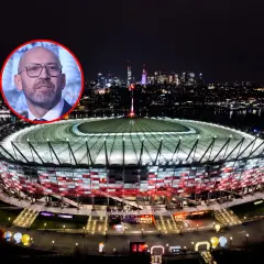 Wizerunek mężczyzny w okularach na tle nocnego Stadionu Narodowego. Dyskusja o tym, ile kosztował Stadion Narodowy, trwa.