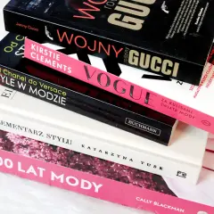 Stos książek o modzie: "Wojny rodziny Gucci", "Vogue", "Od Chanel do Versace", "Elementarz stylu", "100 lat mody".