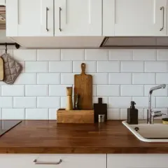 Biała kuchnia + drewniany blat: Inspiracje na ścianę nad blatem