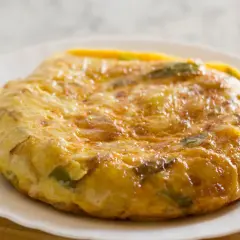 Złocista tortilla ziemniaczana z zielonymi papryczkami, idealna na śniadanie bez chleba.