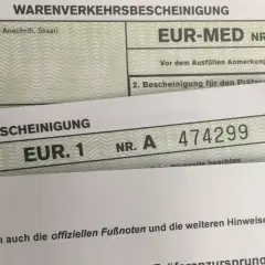 Zwei Warenverkehrsbescheinigungen, eine mit "EUR-MED" und eine mit "EUR. 1", sind übereinander gelegt.