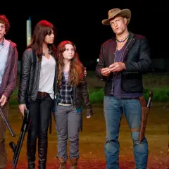 Czterech bohaterów, uzbrojonych po zęby, przygotowuje się do walki w zombie filmie.