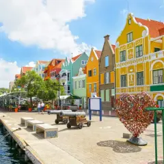 Kolorowe budynki, port i serce z kłódek – idealne miejsce na curacao wakacje.