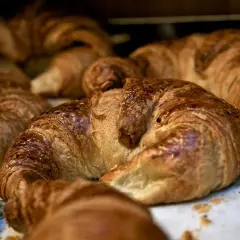 Croissants dorados, un clásico de la gastronomía francesa, listos para disfrutar.