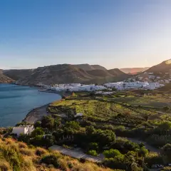 Vista de Las Negras, Almería, con su bahía azul y casas blancas que evocan un espíritu hippie.