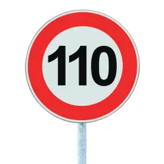 Panneau de limitation de vitesse à 110 km/h, souvent appliqué comme limitation de vitesse jeune conducteur.