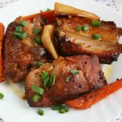 Pyszne żeberka Ania gotuje, polane sosem z musztardą i miodem, podane z pieczoną marchewką i szczypiorkiem.